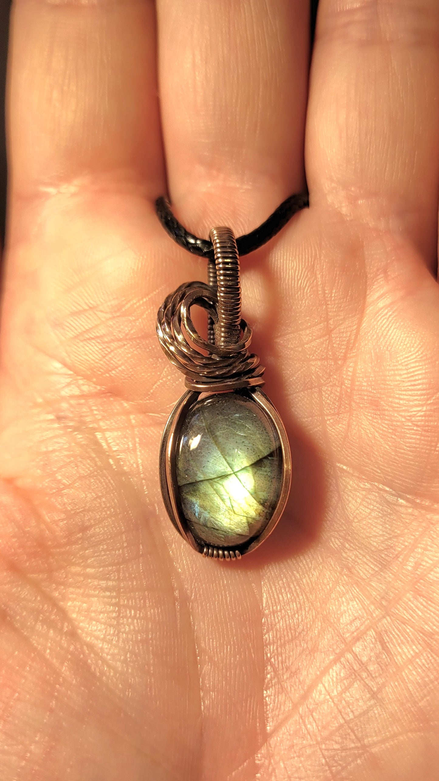 Pendentif de Labradorite (Jumelle verte) et cuivre brut