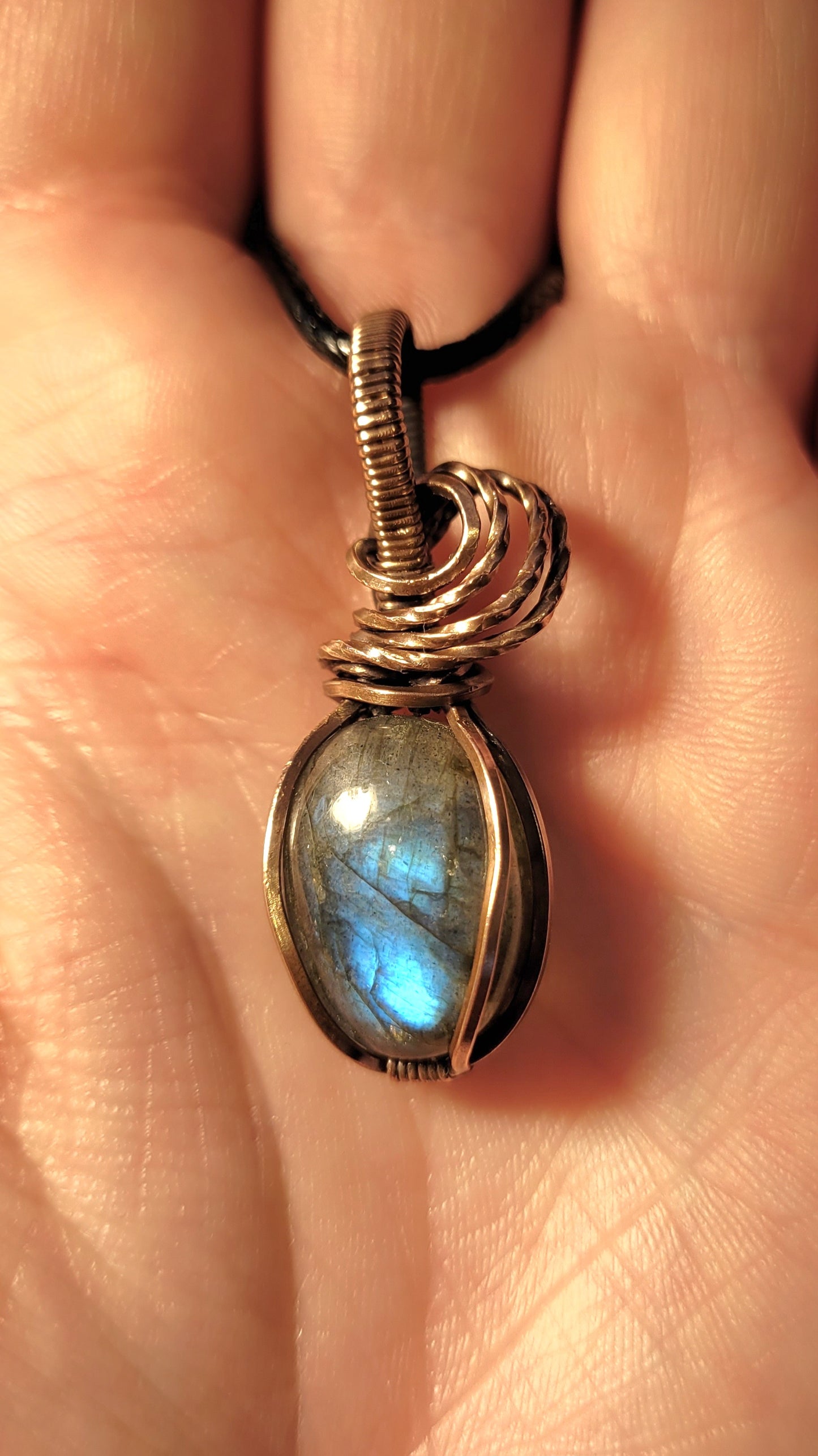 Pendentif de Labradorite (Jumelle bleue) et cuivre brut