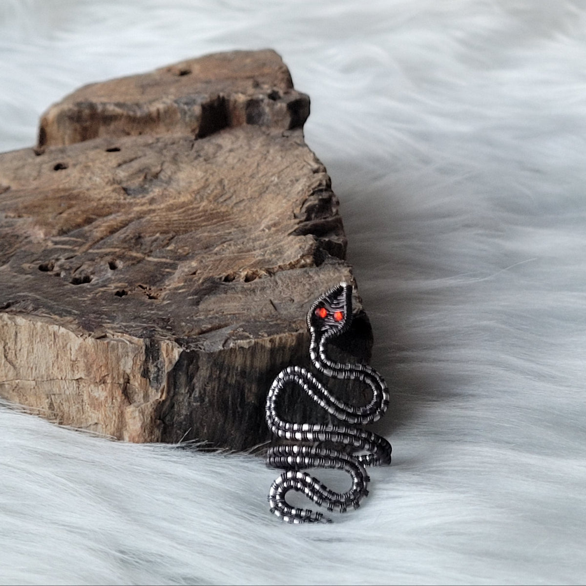 Bague ajustable serpent deux tons aux yeux rouges