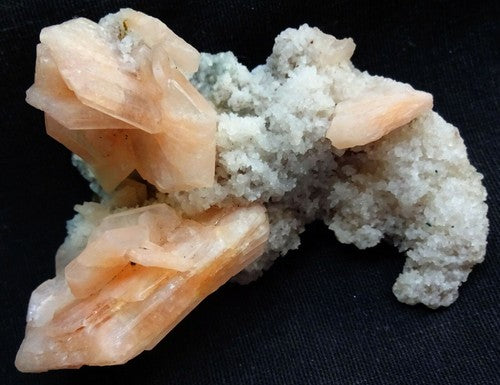 Stilbite sur matrice de calcédoine corail (spécimen)
