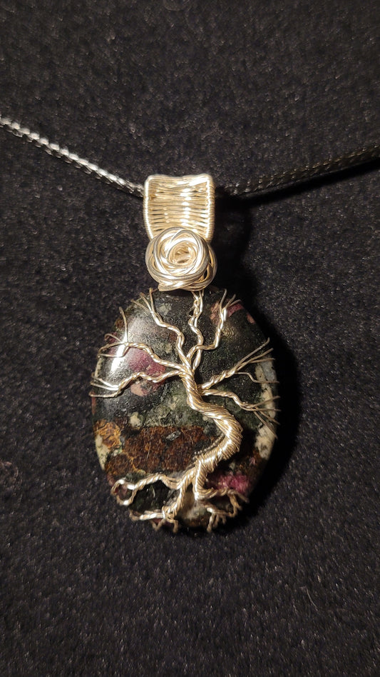 Pendentif Arbre de vie sur Eudialyte